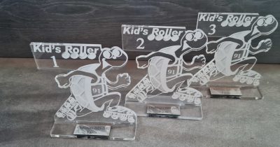 trophée rollers enfant en plexiglas gravé